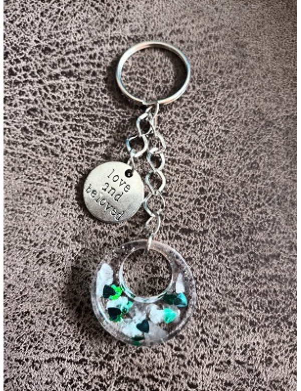 sleutelhanger met rozenkwarts in epoxy sleutelhanger met rozenkwarts in epoxy